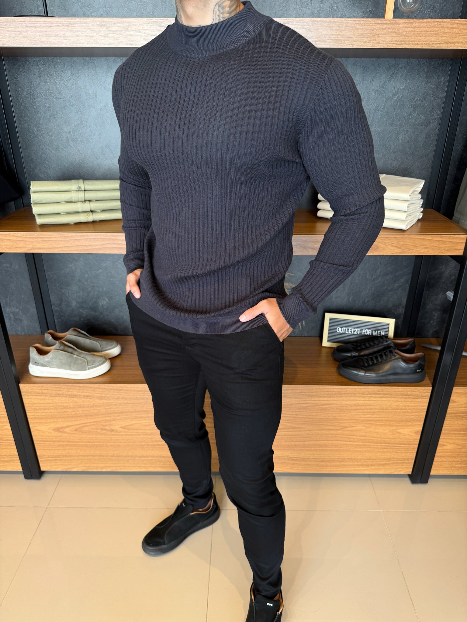 Suéter Canalé de Lana Noble Cashmere con Cuello Medio Color Grafito