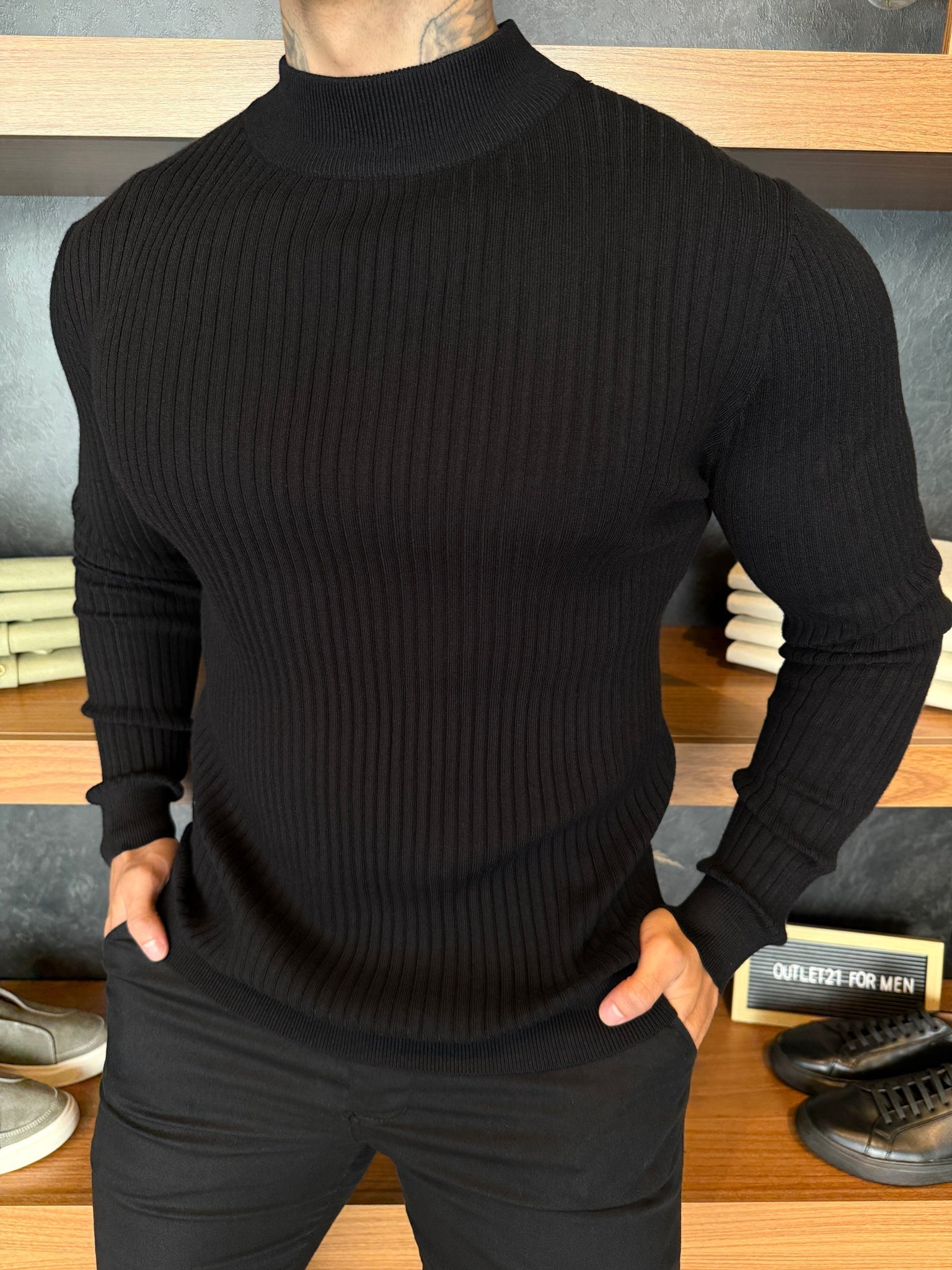 Suéter Canalé de Lana Noble Cashmere con Cuello Medio Negro
