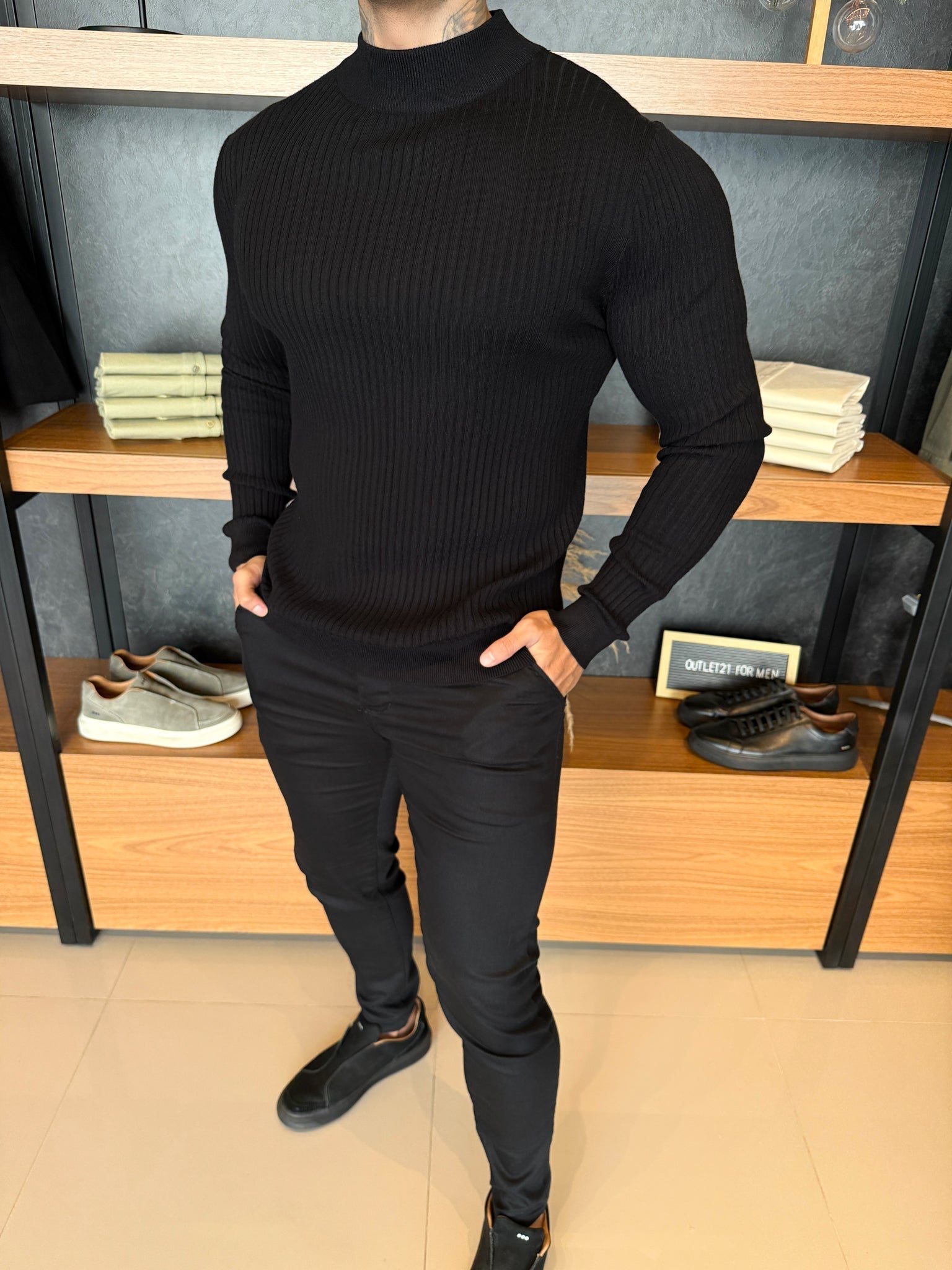 Suéter Canalé de Lana Noble Cashmere con Cuello Medio Negro