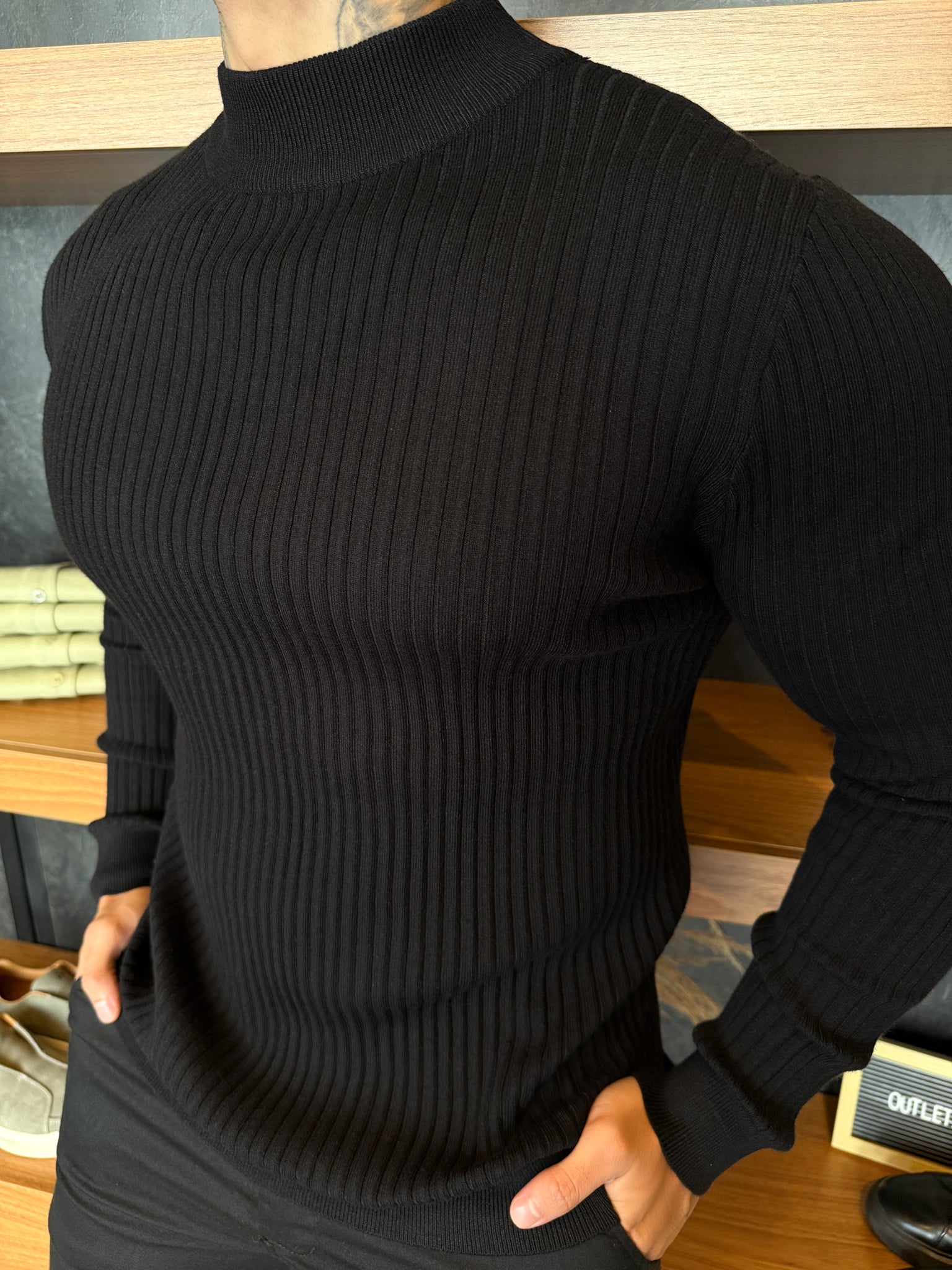 Suéter Canalé de Lana Noble Cashmere con Cuello Medio Negro